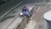 [VIDEO] Ladrones cayeron en zanja mientras huían de atraco - Noticias de accidentes