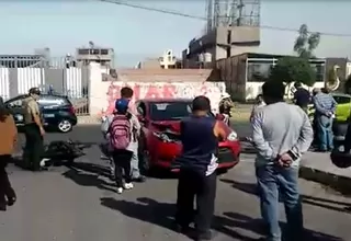 Arequipa: motociclista quedó herido de gravedad tras chocar con un taxi