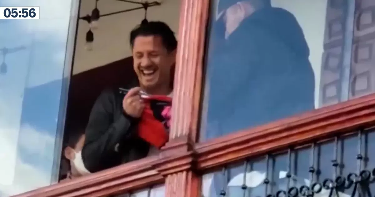 Cusco: Lapadula alborotó Cusco, salió al balcón para saluda a hinchas