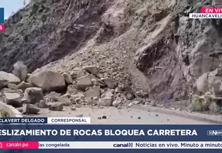 Deslizamiento de rocas bloquea carretera en Huancavelica