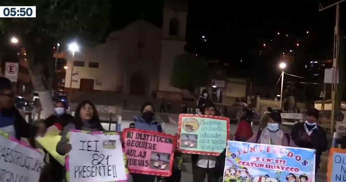 Huancavelica: Padres de doce colegios exigen presupuesto para construcción de planteles