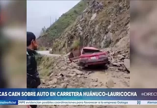 Huánuco: rocas cayeron sobre auto y ocupantes salvaron de morir