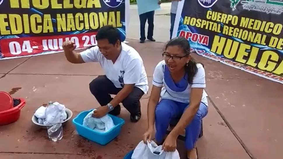 Iquitos médicos realizan lavado de banderas en medio de huelga Canal N