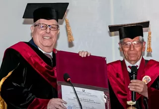 Julio Velarde recibe distinción de docente honorario en Cusco