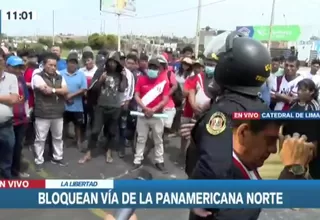 La Libertad: Oficial de la PNP se acerca a manifestantes y pide que liberen vías