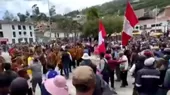 Manifestantes y comparsas de carnaval casi se enfrentan en la plaza de armas de Andahuaylas - Noticias de enfrentamiento