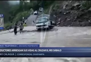 Oxapampa: Conductores arriesgan sus vidas al cruzar el río Sábalo