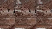 Oxapampa: Pobladores esquivaron deslizamiento de rocas para cruzar vía - Noticias de piedras-gordas