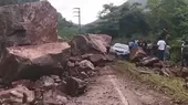 Rocas cayeron sobre un vehículo con cinco personas adentro - Noticias de chanchamayo