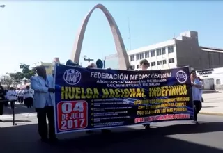 Tacna: al menos un centenar de médicos marcharon en pro de aumentos salariales