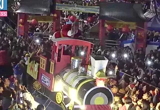 Tacna: alcalde casi cae de trineo durante show navideño