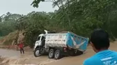 Ucayali: camión terminó volcado tras desborde de quebrada - Noticias de ucayali