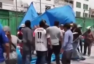 [VIDEO] Arequipa: Comerciantes se enfrentaron a golpes por un espacio en feria navideña